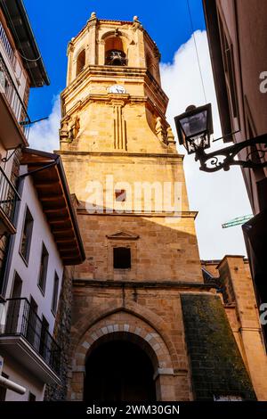 Der Uhrenturm der Kirche San Salvador ist ein gotischer Bau, der zum Nationaldenkmal erklärt wurde. Getaria, Guipúzcoa, País Vasco, Spanien, Euro Stockfoto
