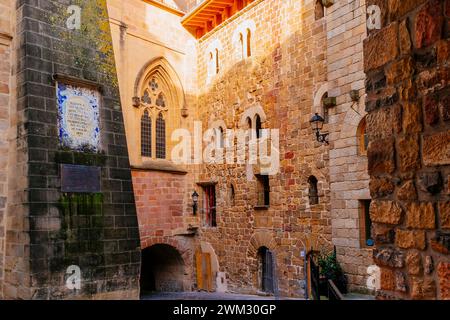 Turmhaus Ochoa und Ibañez de Olano und Kirche San Salvador, beide Türme zeigen typische Merkmale gotischer Architektur. Getaria, Guipúzcoa, País V. Stockfoto