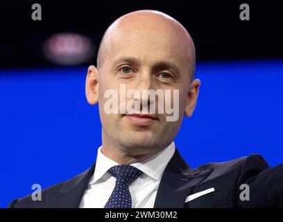 Oxon Hill, Usa. Februar 2024. Stephen Miller, ehemaliger Senior Advisor for Policy, tritt am Freitag, den 23. Februar 2024 in National Harbor, Maryland, USA, auf einer Podiumsdiskussion mit dem Titel „The American First Bar Association“ auf der Konservative Political Action Conference (CPAC) in National Harbor, Maryland, USA, auf. 2024. Credit: Ron Sachs /CNP/SIPA USA Credit: SIPA USA/Alamy Live News Stockfoto