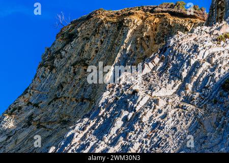 Die Klippe wurde durch den Flysch gebildet. Zumaya, Guipúzcoa, País Vasco, Spanien, Europa Stockfoto