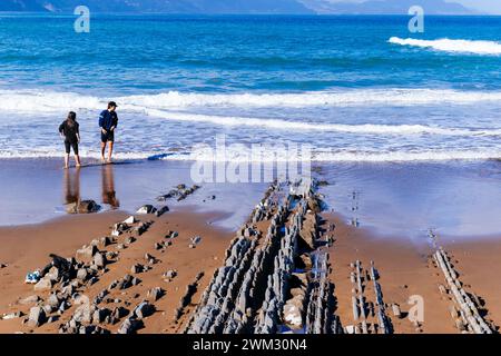 Flysch am Strand von Itzurun. Zumaya, Guipúzcoa, País Vasco, Spanien, Europa Stockfoto