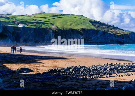 Flysch am Strand von Itzurun. Zumaya, Guipúzcoa, País Vasco, Spanien, Europa Stockfoto