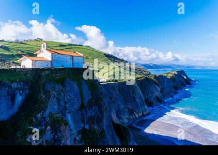 Ermita de San Telmo - Eremitage von San Telmo, diese kleine Eremitage befindet sich über dem Strand von Itzurun und auf der Klippe, die durch den Flysch gebildet wird Stockfoto