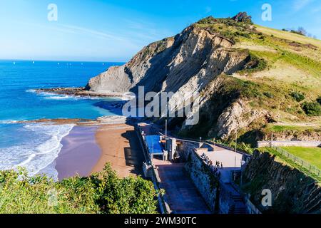 Die Klippe wurde durch den Flysch gebildet. Zumaya, Guipúzcoa, País Vasco, Spanien, Europa Stockfoto