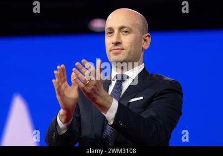 Oxon Hill, Usa. Februar 2024. Stephen Miller, ehemaliger Senior Advisor for Policy, tritt am Freitag, den 23. Februar 2024 in National Harbor, Maryland, USA, auf einer Podiumsdiskussion mit dem Titel „The American First Bar Association“ auf der Konservative Political Action Conference (CPAC) in National Harbor, Maryland, USA, auf. 2024. Credit: Ron Sachs /CNP/SIPA USA Credit: SIPA USA/Alamy Live News Stockfoto