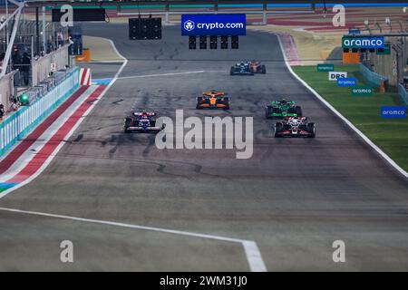 Übungsstart: 27 HULKENBERG Nico (ger), Haas F1 Team VF-24 Ferrari, 22 TSUNODA Yuki (Jap), Visa Cash App RB F1 Team VCARB 01, 24 ZHOU Guanyu (Chi), Stake F1 Team Kick sauber C44, 81 PIASTRI Oscar (aus), McLaren F1 Team MCL38, während der Formel 1 Aramco-Vorsaisontests 2024 der FIA Formel-1-Weltmeisterschaft 2024 vom 21. bis 23. Februar 2024 auf dem Bahrain International Circuit in Sakhir, Bahrain Stockfoto