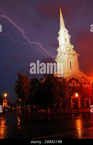 In einer stürmischen Nacht trifft ein Blitz auf die historische North Church in Portsmouth, New Hampshire Stockfoto