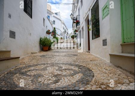Bergab und steile bergauf Straßen in einem der schönsten Dörfer Spaniens, Frigiliana, Malaga, Spanien. Stockfoto