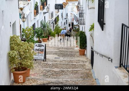 Bergab und steile bergauf Straßen in einem der schönsten Dörfer Spaniens, Frigiliana, Malaga, Spanien. Stockfoto