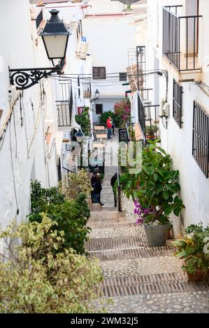 Bergab und steile bergauf Straßen in einem der schönsten Dörfer Spaniens, Frigiliana, Malaga, Spanien. Stockfoto