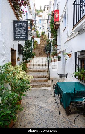 Bergab und steile bergauf Straßen in einem der schönsten Dörfer Spaniens, Frigiliana, Malaga, Spanien. Stockfoto