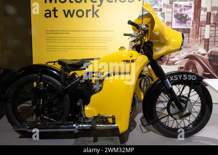 Sparkford.Somerset.Vereinigtes Königreich.7. Januar 2024.Eine BSA M21 AA Motorradkombination aus dem Jahr 1960 ist im Haynes Motor Museum in Somerset zu sehen Stockfoto