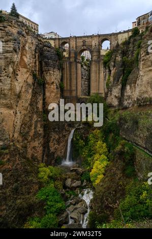 Die neue Brücke, die Altstadt und das Hotel Parador Nacional de Turismo de Ronda unterhalb der Tajo-Schlucht, Malaga, Spanien. Stockfoto