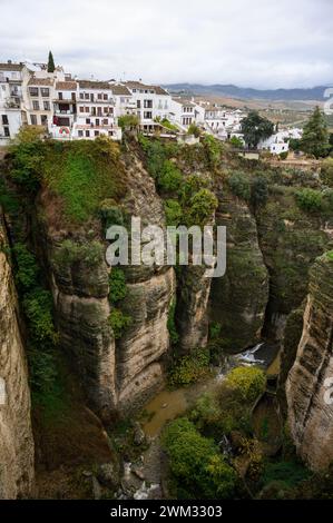 Vertikaler Blick auf die Altstadt von Ronda vom Hotel Parador Nacional de Turismo, Malaga, Spanien. Stockfoto