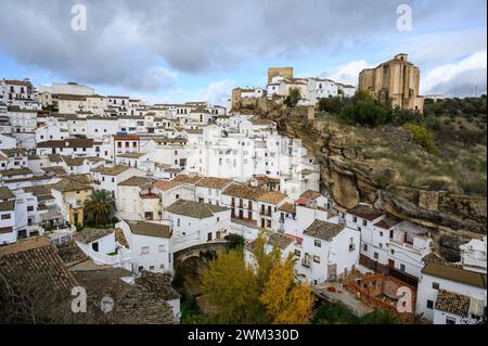 Panoramablick auf das Dorf Setenil de las Bodegas und seine Burg vom Aussichtspunkt El Carmen, Cadiz, Spanien. Stockfoto