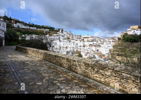 Fantastisches Foto des wunderschönen weißen Dorfes Setenil de las Bodegas, Cadiz, Spanien. Stockfoto