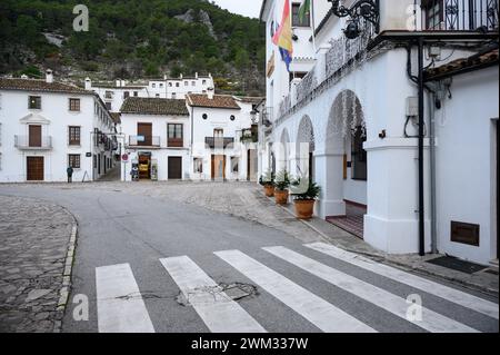 Historisches Zentrum und Rathaus von Grazalema während Sonnenuntergang ohne Menschen. Cadiz, Spanien. Stockfoto