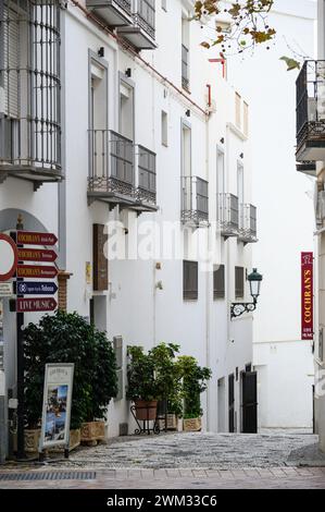 Typisch andalusische Straße im Zentrum von Nerja mit weißen Häusern mit Balkonen. Malaga, Spanien. Stockfoto