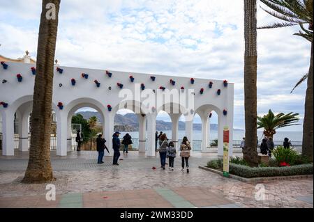 Der Balkon Europas und der Aussichtspunkt in Nerja, Malaga, Spanien. Ein bewölkter Wintertag. Stockfoto