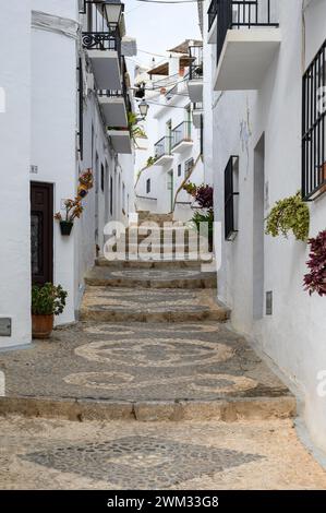 Bergab und steile bergauf Straßen in einem der schönsten Dörfer Spaniens, Frigiliana, Malaga, Spanien. Stockfoto