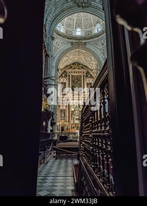 Blick auf das Innere der Renaissance-Kathedrale Teil der Mezquita Moschee Kathedrale in Cordoba, Andalusien, Spanien Stockfoto