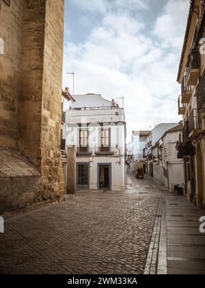 Blick auf eine leere Kopfsteinpflasterstraße in der historischen Altstadt von Cordoba, Andalusien, Spanien, neben der Kathedrale von Mezquita, weiß gestrichene Gebäude, Stockfoto
