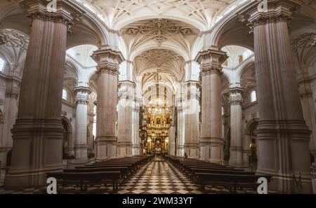 Ultra Weitwinkelaufnahme des Altars und des Kirchenschiffs in Granada - Granada, Andalusien, Spanien, Marmorsäulen katholische Architektur Stockfoto