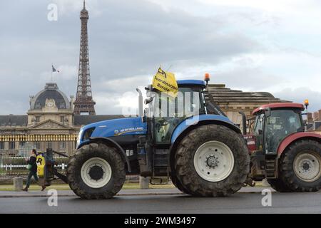 Paris, Frankreich. Februar 2024. © PHOTOPQR/OUEST FRANCE/Mathieu Pattier/Ouest France ; Paris ; ; Veille de l'inauguration du Salon international de l'Agriculture 2024 à Paris porte de Versailles . 2024, 23. Februar, Paris die Bauern demonstrieren vor der Eröffnung des Salon de l Agriculture Credit: MAXPPP/Alamy Live News Stockfoto