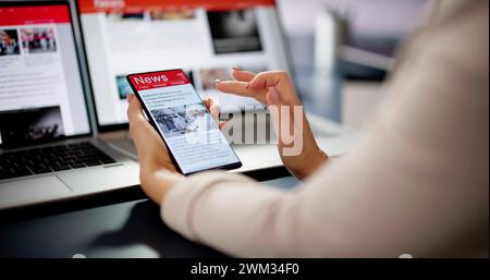 Online-News-Artikel Über Mobiltelefon Und Laptop Ansehen. Elektronische Zeitung Stockfoto