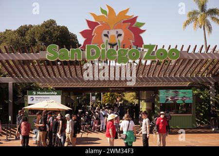 San Diego, USA. Februar 2024. Am 22. Februar 2024 besuchen Besucher den Zoo von San Diego in San Diego, Kalifornien, USA. Pandaliebhaber in den Vereinigten Staaten erhielten eine lange Wartezeit, nachdem chinesische und US-amerikanische Naturschutzorganisationen diese Woche eine neue Runde von Abkommen über den Schutz des riesigen Pandabandas unterschrieben hatten. Quelle: Zeng Hui/Xinhua/Alamy Live News Stockfoto