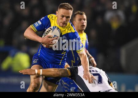 Ben Currie von Warrington Wolvesis wurde von Fa'amanu Brown Hull FC während des 2. Spiels der Betfred Super League Warrington Wolves vs Hull FC im Halliwell Jones Stadium, Warrington, Großbritannien, am 23. Februar 2024 (Foto: Craig Thomas/News Images) in, am 23. Februar 2024. (Foto: Craig Thomas/News Images/SIPA USA) Credit: SIPA USA/Alamy Live News Stockfoto