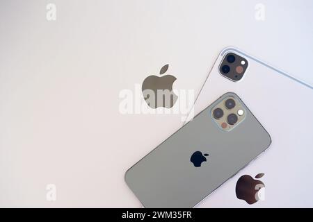 KIEW, UKRAINE - 4. MAI 2023: Apple Marken Geräte iphone und ipad liegen auf macbook Body Nahaufnahme Stockfoto