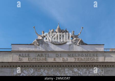 Teatro Argentina, berühmtes historisches Theater und Opernhaus aus dem 18. Jahrhundert. Largo di Torre Argentinien, Rom, Italien, Europa, Europäische Union. Kopierbereich Stockfoto