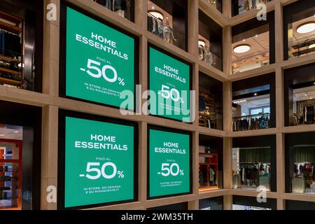 Verkaufsschilder mit LED-Bildschirmen bei Rinascente, luxuriöses Kaufhaus in der Via del Tritone, im Zentrum von Rom, Italien, Europa, der Europäischen Union, der EU Stockfoto