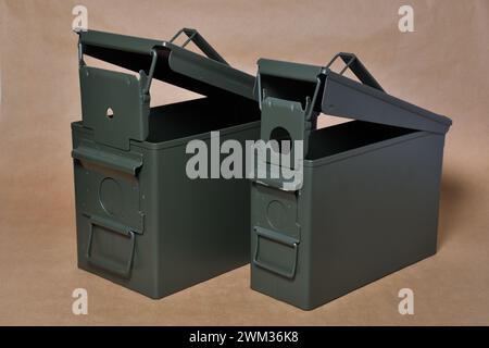 Militärische Munition grüne Metallkisten mit offenem Deckel. Isoliert auf Bastelpapier Hintergrund. Stockfoto