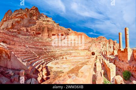 Petra Theater, Jordanien. Ein nabatäisches Amphitheater aus dem ersten Jahrhundert n. Chr. an einem schönen sonnigen Tag Stockfoto