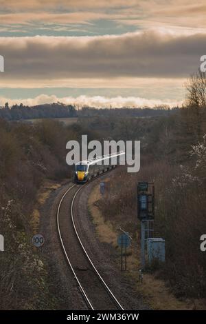 Erster Great Western Railway-Zweimodus-Intercity Express ( IEP )-Zug 800008 in Charlbury auf der Cotswolds-Eisenbahnlinie auf der eingleisigen Strecke Stockfoto