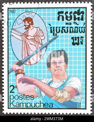 Von Kambodscha gedruckte Briefmarke mit Javelin-Werfen, Olympische Sommerspiele 1988 - Seoul, um 1987. Stockfoto