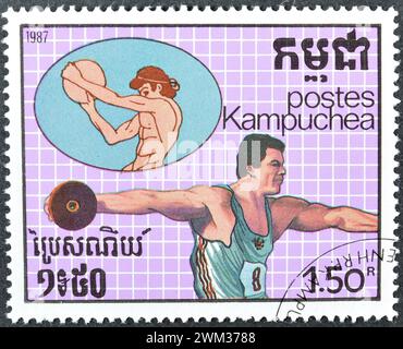 Gestempelte Briefmarke von Kambodscha, die Discus Throw, Olympische Sommerspiele 1988 - Seoul, um 1987 zeigt. Stockfoto