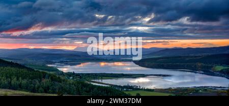 Panoramablick auf den Sonnenuntergang vom Struie Hill, auf der B9176 mit Blick auf den Dornoch Firth in Richtung Kyle of Sutherland, Schottland, Großbritannien Stockfoto