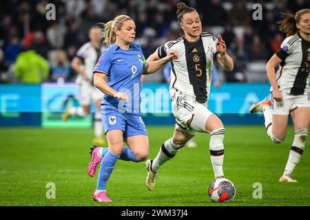 Decines Charpieu, Frankreich. Februar 2024. © Matthieu Mirville/MAXPPP - Decines-Charpieu 23/02/2024 Eugenie LE SOMMER von Frankreich und Marina HEGERING von Deutschland während der UEFA Women's Nations League, Halbfinalspiel zwischen Frankreich und Deutschland im Groupama-Stadion am 23. Februar 2024 in Decines-Charpieu bei Lyon, Frankreich. Quelle: MAXPPP/Alamy Live News Stockfoto