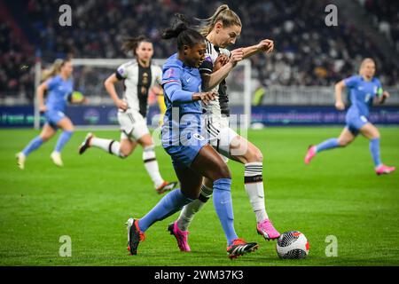 Decines Charpieu, Frankreich. Februar 2024. © Matthieu Mirville/MAXPPP - Decines-Charpieu 23/02/2024 Kadidiatou DIANI aus Frankreich und Sarai LINDER aus Deutschland während der UEFA Women's Nations League, Halbfinalspiel zwischen Frankreich und Deutschland im Groupama-Stadion am 23. Februar 2024 in Decines-Charpieu bei Lyon, Frankreich. Quelle: MAXPPP/Alamy Live News Stockfoto