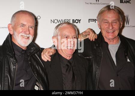 **DATEIFOTO** John Lowe ist gestorben. Len Garry, Colin Hanton und John 'Duff' Lowe von den Quarrymen nehmen am 21. September 2010 im Tribeca Performing Arts Center in New York Teil. Foto: Henry McGee/MediaPunch Credit: MediaPunch Inc/Alamy Live News Stockfoto