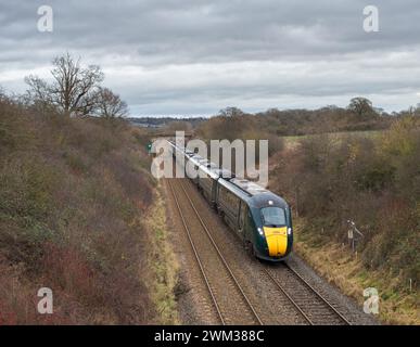 Erster Great Western Railway-Zweimodus-Intercity Express ( IEP )-Zug 800316 in Chadlington auf der Cotswolds-Eisenbahnstrecke Stockfoto