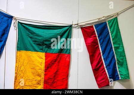 Faltige Fahnen von Bening und Gambia an einer Wand Stockfoto