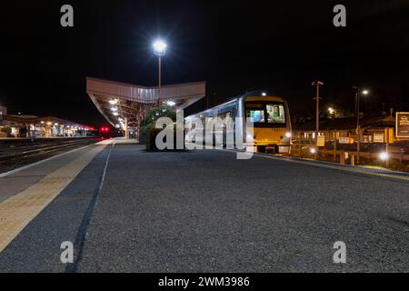 Chiltern Railways Class 168 Clubman Train 168321 am Bahnhof Leamington Spa bei Nacht Stockfoto