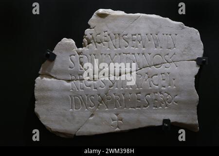 Grabstein von Sagenis. Die Inschrift bezieht sich auf Sagenis, der im Alter von 50 Jahren starb. Text: "SAGENIS FAMVLV/S DEI VIXIT ANNOS L/RECESSIT IN PACE II / IDVS APRILES ERA DC" (Sagenis, ein Diener Gottes, lebte 50 Jahre. Er starb friedlich am 12. April 600 der spanischen Ära. Marmor. 562 N. CHR. Herkunft unbekannt. Museum der wegotischen Räte und Kultur. Toledo, Kastilien-La Mancha, Spanien. Stockfoto