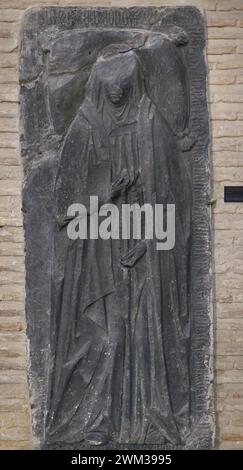 Grabstein von Leonor Fernandes Nuño. Relief mit dem Grabbild des Verstorbenen, mit einer Tunika bekleidet und mit einem Mantel und Kopfschmuck bedeckt. Inschriften in gotischen Schriftzeichen an der Grenze. Schiefer. Ende des 14. Jahrhunderts. Aus der Kirche San Román, Toledo, Spanien. Museum der wegotischen Räte und Kultur. Toledo, Kastilien-La Mancha, Spanien. Stockfoto