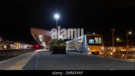 Chiltern Railways Class 168 Clubman Train 168321 am Bahnhof Leamington Spa bei Nacht Stockfoto