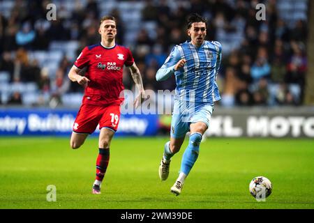 Luis Binks (rechts) von Coventry City und Emil Riis Jakobsen von Preston North End kämpfen um den Ball während des Sky Bet Championship Matches in der Coventry Building Society Arena in Coventry. Bilddatum: Freitag, 23. Februar 2024. Stockfoto